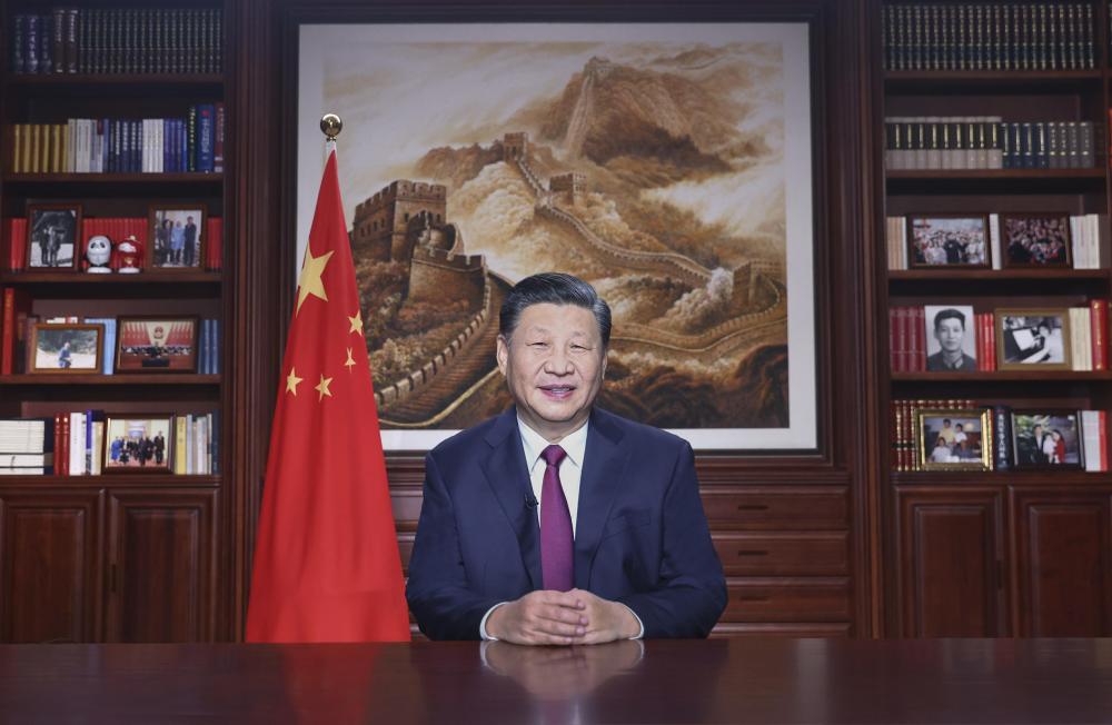 新年前夕，國家主席習近平通過中央廣播電視總臺和互聯(lián)網，發(fā)表二〇二二年新年賀詞。 新華社記者 鞠鵬 攝
